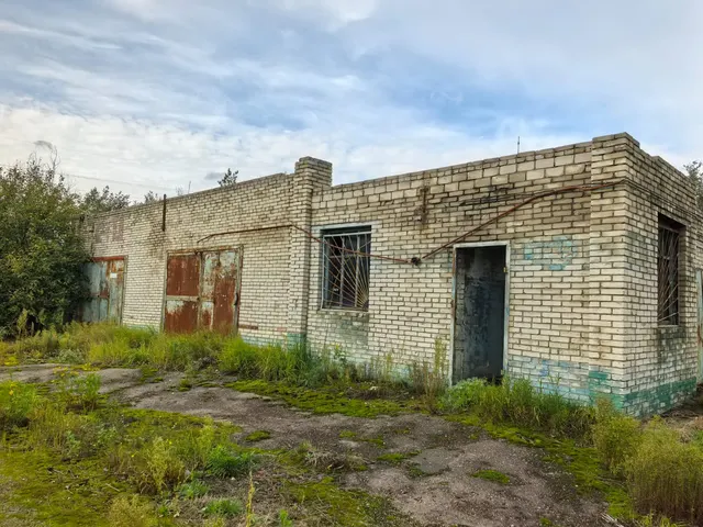 Здание, площадью 194,3 кв.м, назначение: нежилое, наименование: гараж (47:16:0000000:25909) с земельным участком, площадью  7717 кв.м (47:16:0434001:2265)