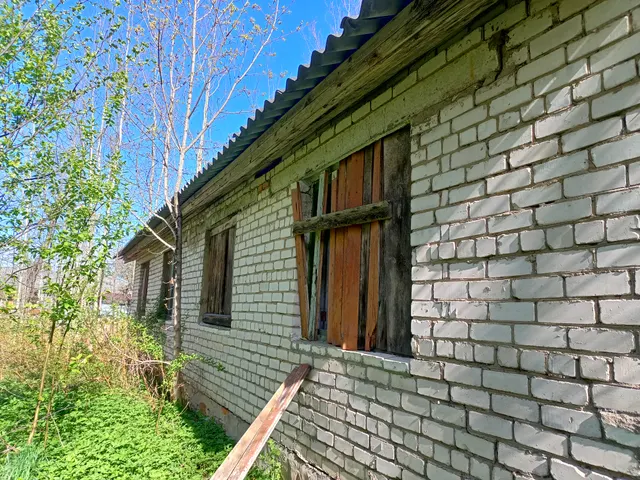 Нежилое здание  с земельным участком