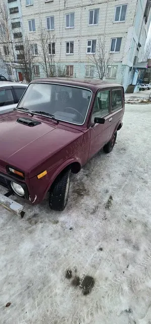 Автомобиль Лада 21213 Нива, г/н А726НН24, 2001 г.в., VIN XTA21213021621955, двигатель № 21231 6719311, цвет темно-бордовый, заднее боковое стекло отсутствует,  салон частично разукомплектован,  состояние  не проверялась данное  имущество обращено в доход государства. Находится в Шарыповском районе