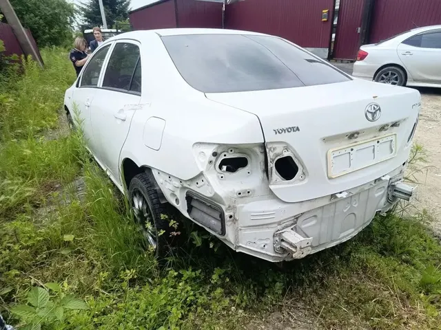 Автомобиль марки "Тойота Королла", г/H А977 СЕ27,2008 г.в., белого цвета, б/у, номер кузова JTNBV58E90J058444,  отсутствует передний и задний бампер, отсутствует передние фары габариты, задние фары, боковые зеркала, номера сняты, радиатор, решетка радиатора отсутствует.
