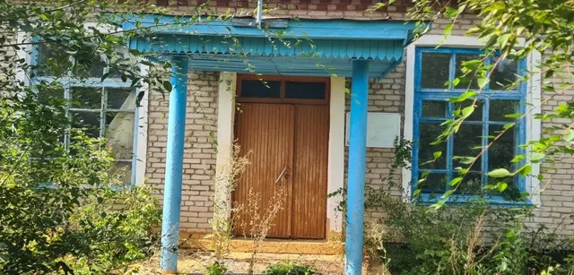Нежилое здание с земельным участком