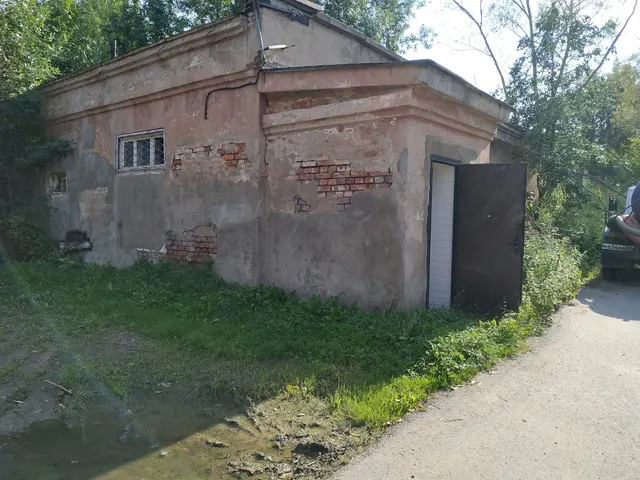 Лот № 1 – Нежилое здание КН 60:25:007231:19, ул. Новоселенинская, д. 6а, площадь 89,6 кв.м,  1954 года постройки.