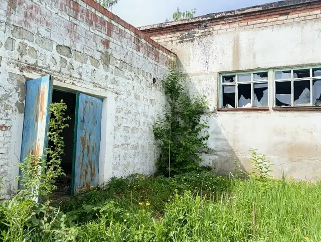 Лот №2. Нежилое здание, котельная, площадь: 381,1 кв.м, количество этажей: 2, кадастровый номер 59:29:0470002:587. Адрес объекта: Пермский край, Осинский район, с. Крылово, ул. Спортивная, д.14, с земельным участком общей площадью 1456 кв. м, кадастровый номер 59:29:0470002:448, адрес: край Пермский, р-н Осинский, с. Крылово, ул. Спортивная, дом 14.