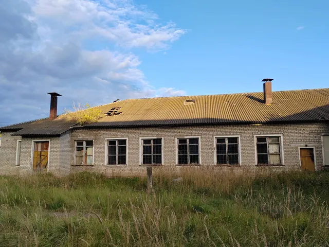 Здание школы, площадь 1296,6 кв.м, кадастровый номер 43:07:020110:378, 1966 года постройки, назначение: нежилое, по адресу: Российская Федерация, Кировская область, м. р-н Вятскополянский, г. п. Краснополянское, пгт Красная Поляна, ул. Свободы, д. 3, земельный участок, площадь 4088 кв.м, кадастровый номер 43:07:020103:161, категория земель: земли населенных пунктов, по адресу: Российская Федерация, Кировская область, м. р-н Вятскополянский, г. п. Краснополянское, пгт Красная Поляна, ул. Свободы,