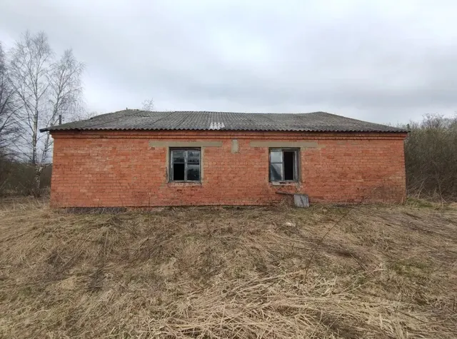 Нежилое здание  с земельным участком