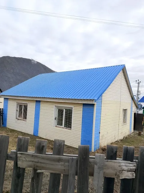 Нежилое здание с земельным участком