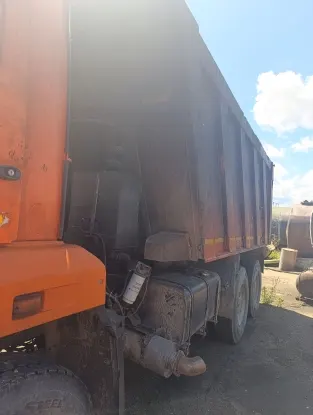 Грузовой самосвал, КАМАЗ; 6520-43, 2015 г.в., г/н Н846ЕУ75, цвет оранжевый, VIN: XTC652004F1331997, Номер шасси (рамы): XTC652004F1331997, Номер кузова (прицепа): КАБИНА2414670. ПТС отсутствует. Имеются повреждения, сколы по всему автомобилю, двигатель отсутствует