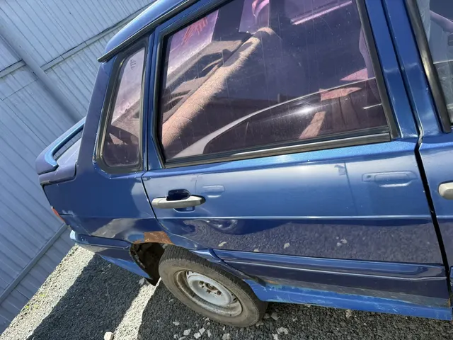 Автомобиль ВАз 21150, 2003 года выпуска, VIN XTA21150033402060, без государственного регистрационного знака 1шт Ключ для зажигания и ключ для дверей автомобиля ВАЗ 21150, 2003 года выпуска, VIN XTA21150033402060, без государственного регистрационного знака 1шт