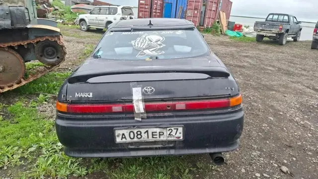 Автомобиль марки TOYOTA-MARK2 1993 года выпуска, регистрационный знак A081EP27,  Nº кузова LX906500334, привод 4 WD.,Имеется трещина на лобовом стекле, капоте вмятина, бампер разбит, фара разбита зеркало заднего вида сломано