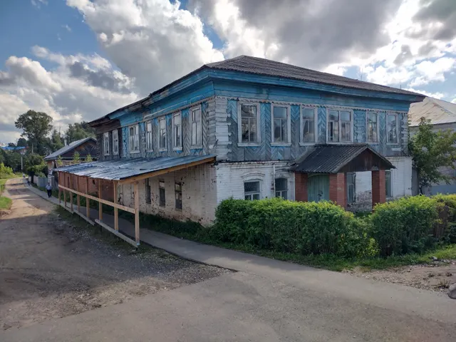 Продажа находящихся в фед. соб-ти объектов недвижимого имущества общей площадью 405,8 кв.м. (кад.номера 18:20:049071:79 18:20:049079:209), адрес: Удмуртская Республика, Сюмсинский район, с. Сюмси, ул. Советская, д. 48, являющихся объектом культурного наследия местного (муниципального) значения, находящимся в неудовлетворительном состоянии, с одновременным предоставлением в аренду находящегося в фед. соб-ти земельного участка площадью 900 кв.м (кад.номер 18:20:049079:145)