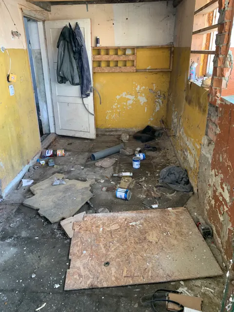 Нежилое одноэтажное здание, общей площадью 78,1 кв.м, кадастровый номер 66:46:0104002:546 и земельный участок, общей площадью 310 кв.м., кадастровый номер 66:46:0104002:1749,  расположенные по адресу: г.Камышлов, ул.Молодогвардейская, д.21б;