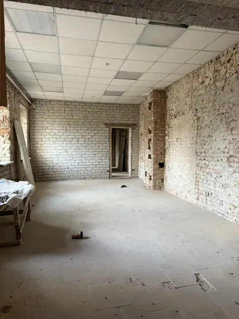 Нежилое здание с земельным участком