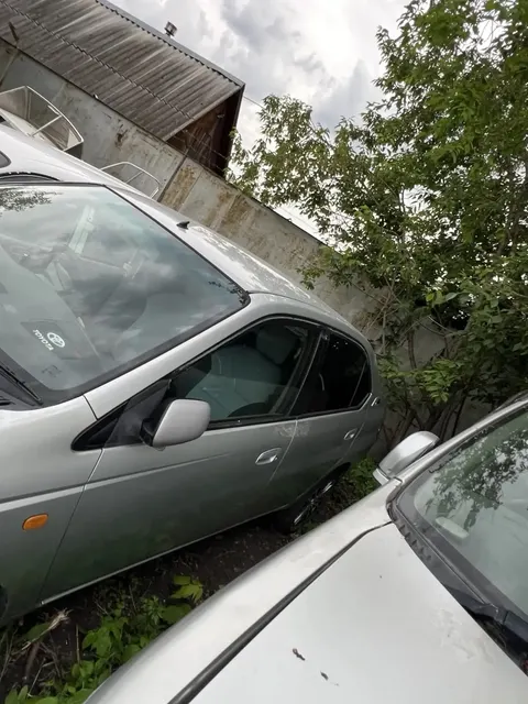 Автомобиль «Тойота Приус Гибрид», кузов NHW 100038274.,без грз,2000 год выпуска,цвет серый,потертости и трещины на заднем бампере