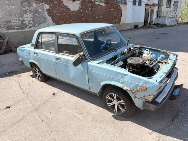Лот № 13.  Автомобиль «ВАЗ-21053», г.р.з. Н414ОМ11, VIN: XTA210530L1151975, 1990 г.в., в нерабочем состоянии, отсутствует крышка капота, в салоне отсутствуют передние сиденья, отсутствуют ключи зажигания (11-008550-1)