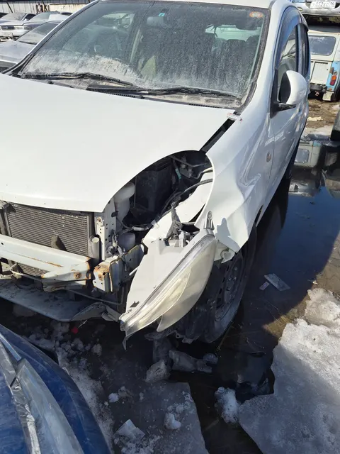 Автомобиль марки Toyota Passo, г/н Е942МЕ14, белого цвета, передний бампер отсутствует, передняя левая фара отсутствует, переднее крыло сломано