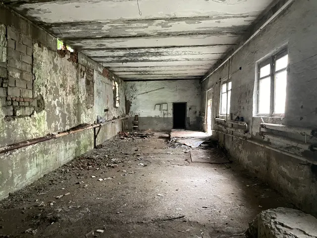 Нежилое здание, назначение: нежилое, площадь: 169,7 кв. метра, количество этажей: 1, в том числе подземных 0, кадастровый номер: 74:25:0303106:44, расположенное по адресу: Челябинская область, г. Златоуст, ул. Нижне-Заводская 1-я, д. 81
