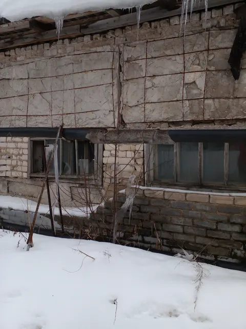 Земельный участок площадью 153 кв. м, с расположенным на нем объектом недвижимого имущества — одноэтажным кирпичным зданием гаража площадью 130 кв. м, расположенных по адресу: Вологодская область, р-н. КичменгскоГородецкий, с. Кичменгский Городок, ул. Заречная, д. 41