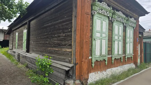 Жилое помещение (квартира) площадью 53,5 кв. м, кадастровый номер 03:24:011217:121. Местоположение: Республика Бурятия, г. Улан-Удэ, ул. Коммунистическая, д. 4/2, кв. 1. Включен в реестр объектов культурного наследия или является выявленным объектом, 031610442890005, Памятник дом Самсоновича Т.А., Постановление Правительства Республики Бурятия «О постановке на государственную охрану вновь выявленных недвижимых памятников истории и культуры» № 242 от 09 июля 1996 г.