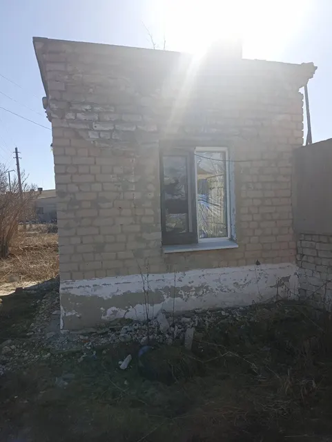 Земельный участок и расположенные на нем нежилые здания: проходная будка, основной склад, здание – гараж, здание – подстанция трансформаторная, эстакада для хранения баллонов, склад ГСМ № 1, по адресу Саратовская область, Калининский район, г. Калининск, ул. Пролетарская, №2/1. Площадь земельного участка 6582 кв.м, кадастровый номер земельного участка 64:15:281811:31; площадь проходной будки – 7,1 кв.м, кадастровый номер 64:15:000000:7542; площадь основного склада – 1315,8 кв.м, кадастровый номе
