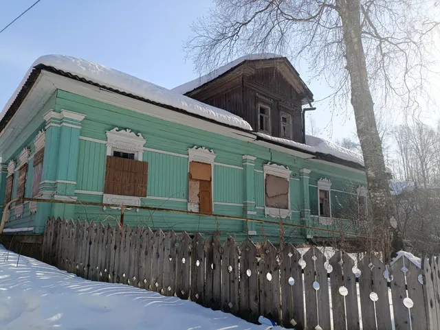 Нежилое здание с земельным участком