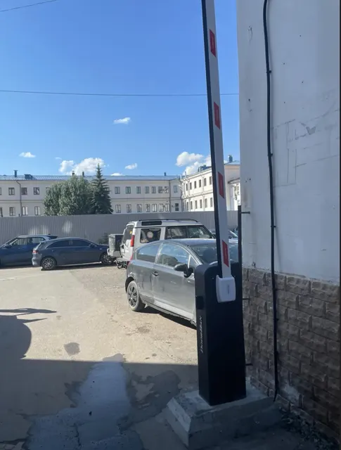 Государственное имущество, расположенное в пределах земельного участка с к.н. 16:50:011511:56, Республика Татарстан, г. Казань, ул. Спартаковская, участок 2: асфальтовая площадка площадью 1700 кв.м., электромеханический шлагбаум.