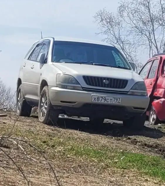 Автомобиль Toyota Harrier, 1999 года выпуска, цвет - белый золотистый, государственный номер Х879СТ797, номер кузова MCU150072282, номер двигателя 1MZ0762302, мощность двигателя - 160 л.с, объем двигателя - 2994 куб. см.