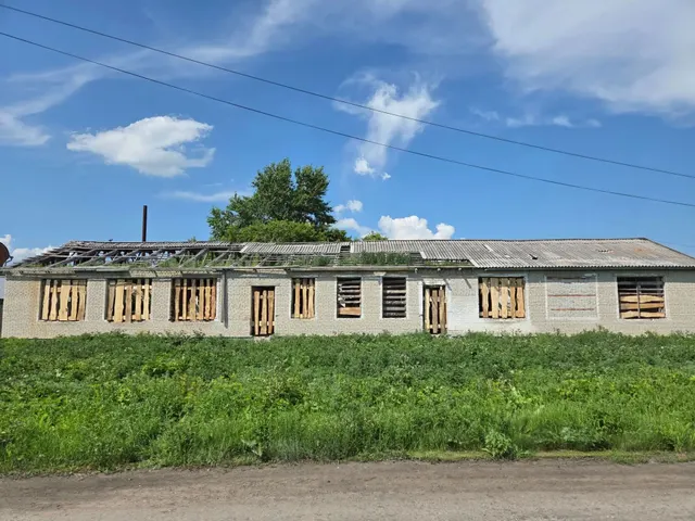 Здание, назначение: нежилое, площадь: 243,5 кв.м., этаж: 1, кадастровый номер: 45:16:041001:294, расположенное по адресу: Курганская область, муниципальный округ Притобольный, село Гладковское,  улица Школьная, дом 15; - земельный участок с кадастровым номером 45:16:041001:474, площадь 1850 кв. м, категория земель: земли населенных пунктов, вид разрешенного использования: для образовательного дошкольного учреждения .