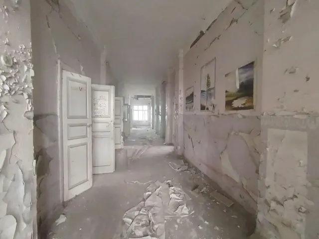 Нежилое здание площадью 689,7 кв.м., с кадастровым номером 31:06:0143003:176, расположенное по адресу: Белгородская обл., г. Старый Оскол, ул. Южная, д. 68.