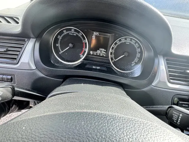 Транспортное средство Skoda Rapid, цвет - черный, VIN XW8AG2NH5LK121212, государственный номер M573УС29. СостояниеТС: трещина на лобовом стекле, повреждения на переднем бампере.