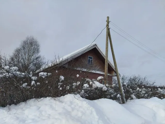 Здание администрации площадью 70,2 кв.м., с кадастровым номером 29:01:100311:1303, расположенное по адресу: Российская Федерация, Архангельская область, м.о. Вельский, д. Усть-Шоноша, пер. Северный, д. 1 и земельный участок площадью 795 кв.м., с кадастровым номером 29:01:100311:1574, по адресу: Российская Федерация, Архангельская область, м.о. Вельский, д. Усть-Шоноша, пер. Северный, з/у 1