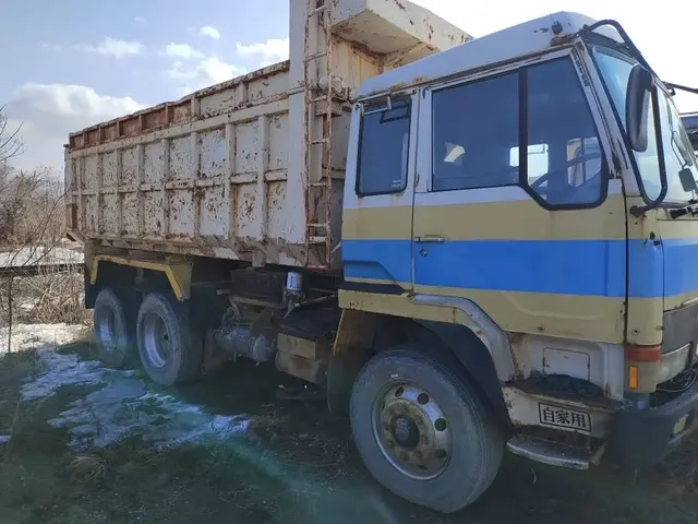 грузовой самосвал Mitsubishi Fuso, г/в 1989, г/н М533ТУ65, № шасси FV416J750681. Место нахождения: Сахалинская область, г. Южно-Сахалинск, Холмское шоссе 3в/2. Должник: Казарян А.М. Обременение: арест.
