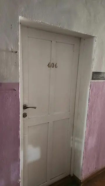 Нежилое помещение, общей площадью 17,4 кв.м., расположенное по адресу: Свердловская область, г. Асбест, пр-т имени В.И. Ленина, здание 29, 4 этаж, номер на поэтажном плане согласно техническому паспорту: № 10. Нежилое помещение находится на четвертом этаже в здании учебного корпуса, год постройки здания: 1967 г., материал стен: кирпич, количество этажей: 5; помещение электрифицировано, имеет теплоснабжение. Кадастровый номер здания, в котором находит помещение: 66:34:0502029:556.
