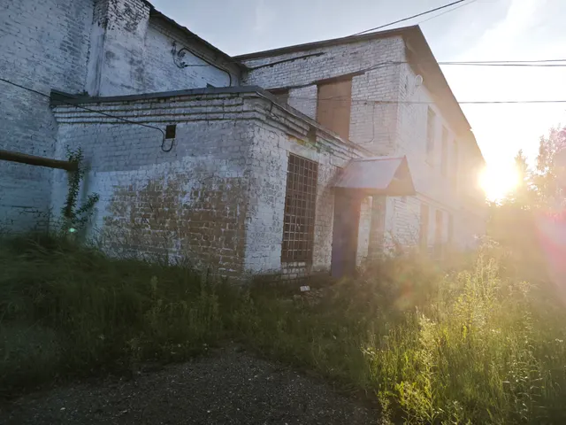 -  нежилое строение (здание школы) с  кад.ном. 44:07:010104:88,  998,9 кв.м., по адресу: Костромская обл., Костромской р-н, п. Апраксино, ул. Коммунаров, д. 28 с зем. уч, необходимым для его эксплуатации:  7190,0 кв.м., кад. ном. 44:07:010104:4 - нежилое строение (здание котельной) с кад. ном. 44:07:010104:238, 8,8 кв.м., по адресу: Костромская обл., Костромской р-н, п. Апраксино, ул. Коммунаров, здание 28б с зем. уч., необходимым для его эксплуатации: 200,0 кв.м., кад. ном. 44:07:010104:5