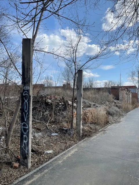 Нежилое здание, общей площадью 326,3кв.м., кадастровый номер 74:35:0400017:20, являющееся объектом культурного наследия регионального значения «Жилой дом», включенный в единый государственный реестр объектов культурного наследия (памятников истории и культуры) народов Российской Федерации, расположенное по адресу: Челябинская область, г. Троицк, ул. им. М.М. Володарского, д. 20.