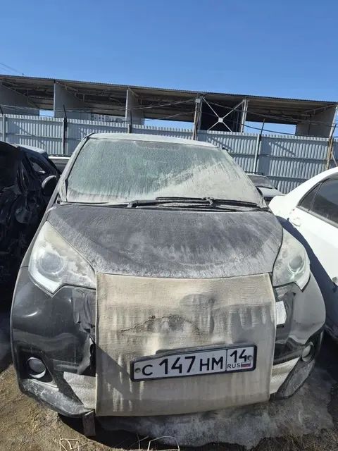 Автомобиль марки Toyota Ractis, г/н С147НМ14, черного цвета, все 4 колеса на месте, все стекла целые, внешних повреждений не обнаружено