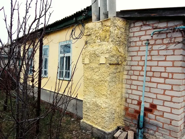 Лот № 33 (повторные торги). Жилой дом площадью 53,7 кв. м, кадастровый номер 36:12:0100077:69, земельный участок площадью 718 кв. м, кадастровый номер 36:12:0100077:37, расположенные по адресу: Воронежская область, Кантемировский район, р.п. Кантемировка, пер. Шахтинский, д. 9 - принадлежащие Марченко Н.П., Марченко А.Н. (общая совместная собственность).