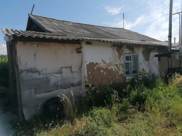 одноэтажное нежилое здание площадь 83,7 кв.м; адрес (местонахождение): Российская Федерация, Оренбургская область, м.р-н Илекский, с.п. Затонновский сельсовет, с Затонное, ул Советская, д. 13, подземных этажей: 0; кадастровый номер 56:12:0201001:513, материал наружных стен: Из прочих материалов, год завершения строительства: 1971  и земельный участок площадью 1054 кв.м с кадастровым номером с кадастровым номером 56:12:0201001:466