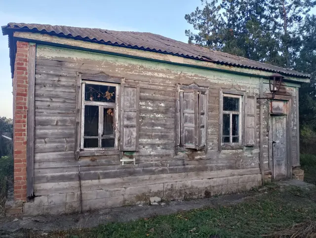 Нежилое здание администрации, кадастровый номер 26:06:033004:53, общей площадью 100,9 кв.м., с земельным участком, кадастровый номер 26:06:033004:24, площадью  1030,00 кв.м.,