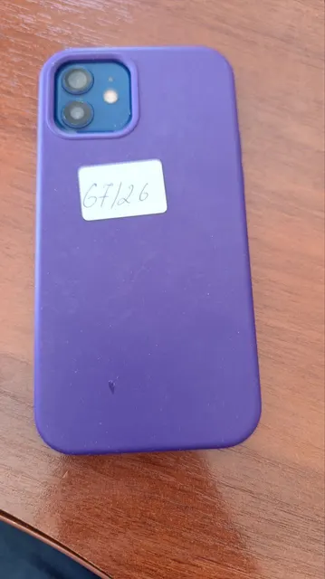 Мобильные телефоны iPhone 12 и iPhone 11 (2 шт.) (в качестве годных остатков)