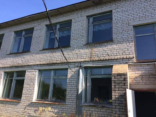 Нежилое здание с земельным участком