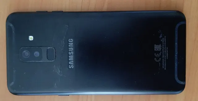 Сотовый телефон марки Samsung, в корпусе черного цвета, имеются незначительные повреждения по корпусу — 1 шт.