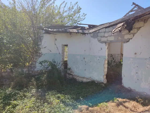 Нежилое здание площадью 664,5 кв. м, кадастровый номер 90:13:040501:1236, с расположенным под ним земельным участком площадью 2112 кв. м, кадастровый номер 90:13:040501:1237 (категория земель – земли населенных пунктов; вид разрешенного использования – бытовое обслуживание), по адресу: Республика Крым, Советский р-н, с. Надежда, ул. Мира, д. 16.