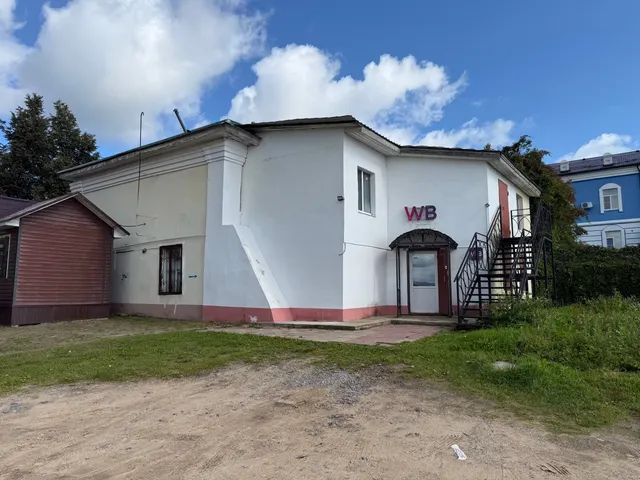 Недвижимое имущество, по адресу: Ярославская область, м.р-н Мышкинский,   г.п. Мышкин, г. Мышкин, ул. Угличская, д.9, в составе:
- 963/3167 общей долевой собственности административного здания, назначение: нежилое, количество этажей, в том числе подземных этажей: 2, в том числе подземных 0,  кадастровый номер: 76:07:010101:67; -   270/888 общей долевой собственности земельного участка, кадастровый номер: 76:07:010201:1.
