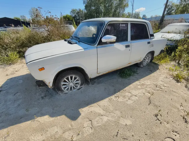Автомобиль ВАЗ 21074 г.р.з. М578ЕС72 белого цвета, 2005 г. в. VIN XTA21074052157161 ТС имеет ограничения ФССП на регистрационные действия (ключи и документы отсутствуют, техническое состояние не проверялось, пробег не известен). Имущество продается в том виде, в каком оно есть, в случае продажи возврату/обмену не подлежит. За скрытые дефекты имущества Продавец ответственности не несет.