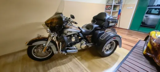 Мотоцикл Harley-Davidson, 2012 г.в., VIN 1HD1MAM14DB852393, г.н. 6170АА51, цвет черный, внешний вид удовлетворительный, количество колес - 3, дополнительное кресло для пассажира с багажником. Работоспособность не проверялась. Расположенный по адресу: г. Мурманск, пр-кт Кольский, 8-10, АГ 12. Должник Задворный Ю.В.