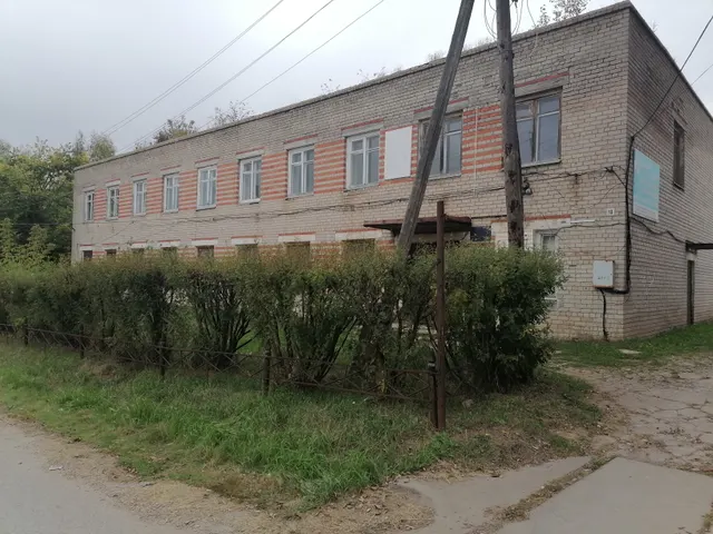 Нежилое здание с кадастровым номером 43:01:310107:186, год ввода в эксплуатацию 1976, площадью 594,4 кв.м, назначение - нежилое с земельным участком кадастровый номер 43:01:310107:38, площадью 1322 кв.м, категория земель – земли населенных пунктов, вид разрешенного использования – для размещения здания типографии расположенное по адресу: Кировская область, Арбажский район, пгт Арбаж, ул. Кооперативная, д.18