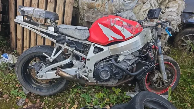 Мотоцикл Хонда CBR900RR-2, 1998 г.в.,  VIN: JH2SC33A5WM205070, 99 л.с.