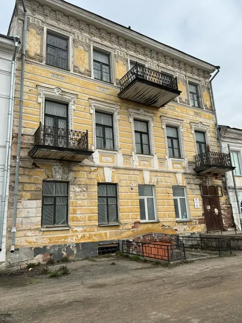 Здание бывшего государственного банка ( объект культурного наследия федерального значения «Здание Банка», 2 пол.  XIX вв.»), кадастровый номер 35:19:0102004:145, площадью 502,6  кв. м., назначение: нежилое, количество этажей - 4, в том числе подземных 1, инвентарный номер 2842, расположенный по адресу: Вологодская область, р-н. Устюженский, г. Устюжна, ул. Торговая площадь, д. 12