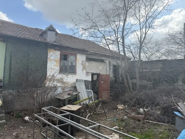 Объекты недвижимого имущества (нежилые здания), переданные в пользование по договору аренды ООО «Технопарк» (ОГРН 1169102081411) до 25.10.2026 с  расположенным под ними земельным участком по адресу: Республика Крым, г. Симферополь, ул. Ладыгина, 52А