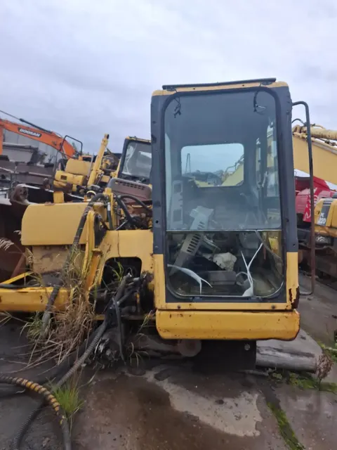 Экскаватор Komatsu PC-220LC-7, 2009 года выпуска, цвет - желтый, государственный номер 0676АЕ, заводской номер DBJ0987, следы коррозии по всему корпусу, трещина на лобовом стекле, повреждены гусеницы. (на стоимость сложившуюся по итогам аукциона, будет начислен НДС 22%)